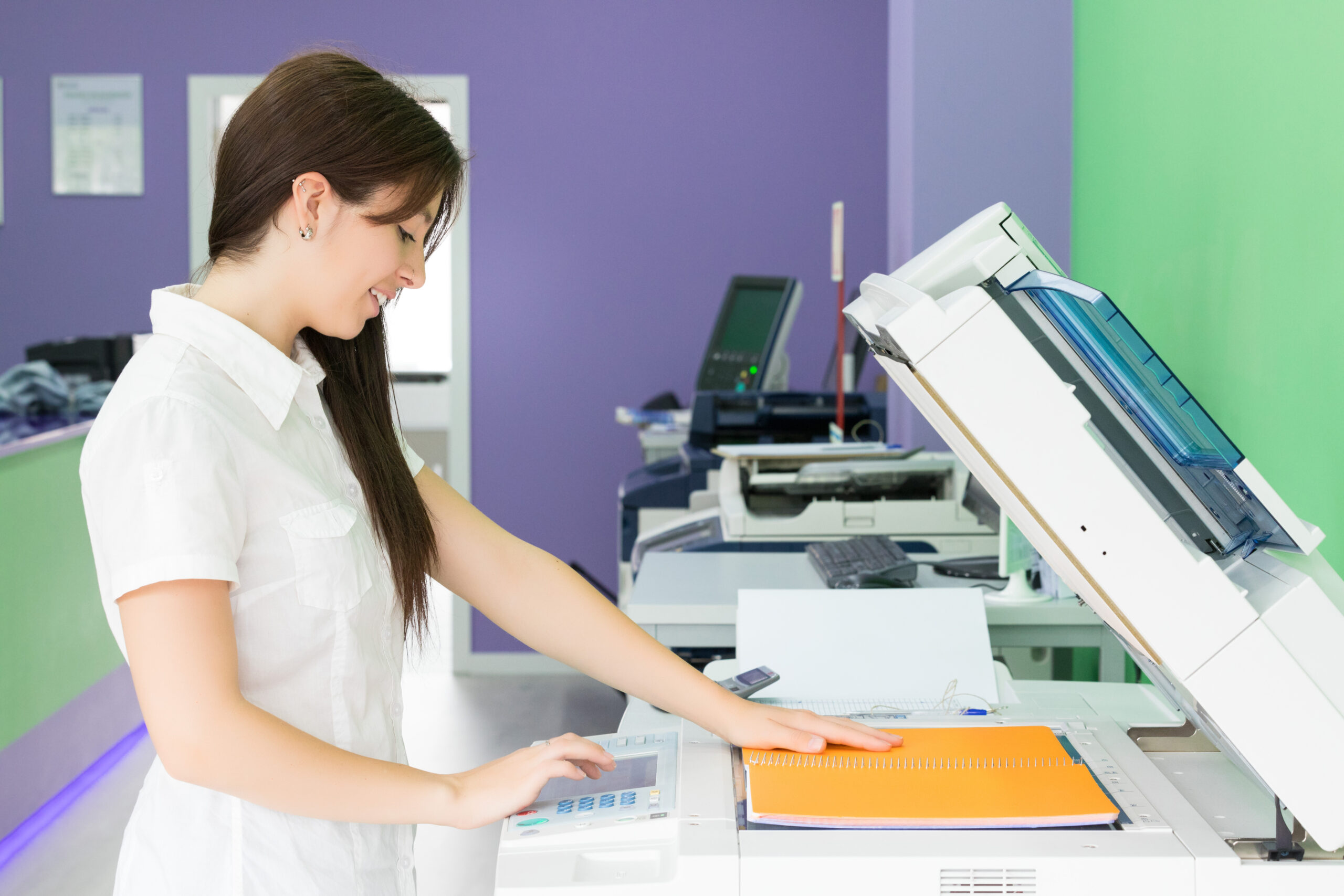 Scannen oder scannen lassen? docu-fix.de. Frau scannt Unterlagen in einem Büro